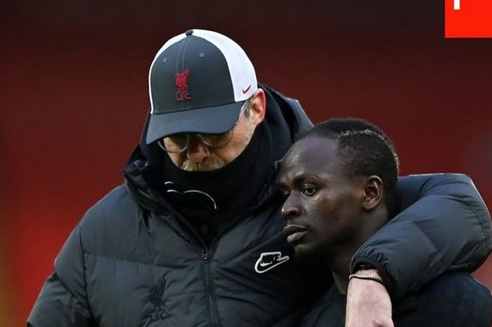 Pelatih Liverpool, Juergen Klopp, merangkul Sadio Mane.