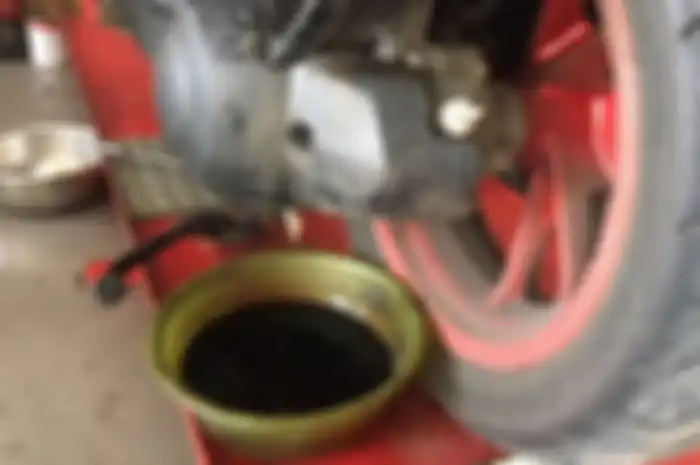 Oli motor matic injeksi yang sudah berumur dan yang masih baru berbeda