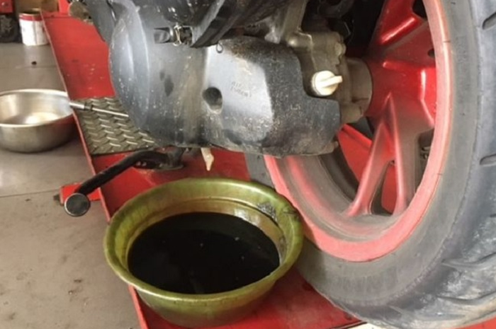 Oli motor matic injeksi yang sudah berumur dan yang masih baru berbeda