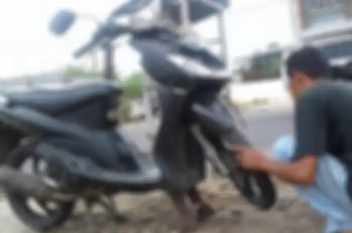 Cuma Rp 5 ribu ban motor jadi anti kempes, bikers waspada berkendara saat musim hujan.