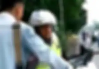 Tegang, Video Pemotor Ngamuk dan Marahi Polisi Gara-gara Helm, Dikasih Surat Tilang Langsung Diam