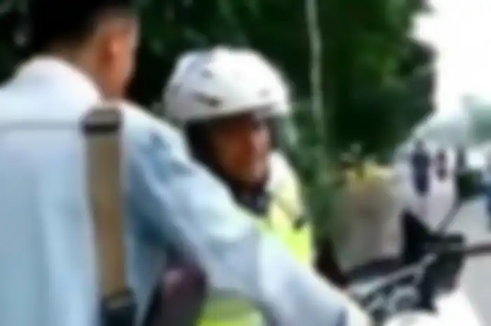 Pemotor ngamuk dan marahi polisi, bawa helm tapi tak dipakai.