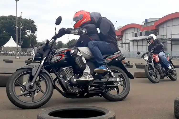 Masih Nekat Pegangan Handle Belakang Saat  Dibonceng? Ternyata Sangat Berbahaya