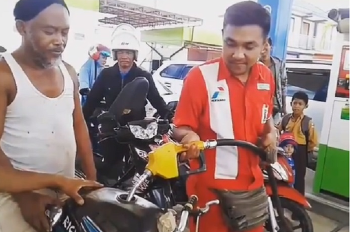 Ilustrasi pengisian bensin dengan menekan penuh handle dispenser