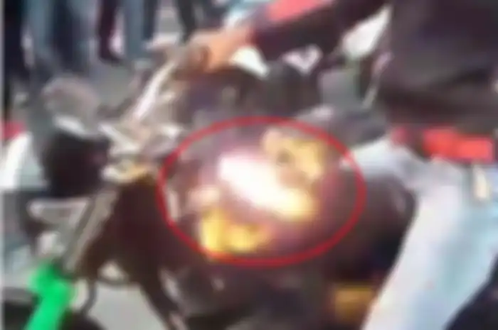 Tangki motor terbakar dibuat pamer..