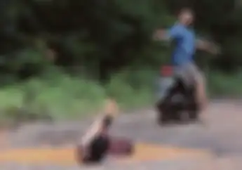 Street Manners: Bagaimana Menghindari Kecelakaan Saat Naik Motor di Jalanan Rusak