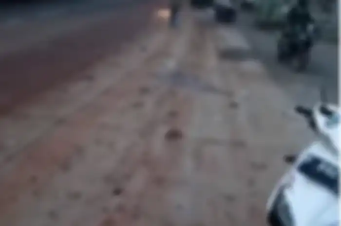 Lima pemotor tumbang di jembatan Rawa Bokor, Kalideres Jakarta Barat karena tumpahan tanah merah.