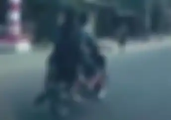 Nasib Jomblo.. Bonceng Cewek Tapi Posisi Duduknya Bikin Sakit Hati