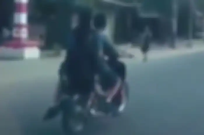 Dari belakang kelihatan biasa, pas kelihatan sampingnya jadi nyengir