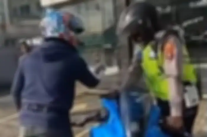 Pemotor sok keras melawan polisi di depan diler di daerah Lampung, ternyata ada 4 kesalahan yang dilakukan.