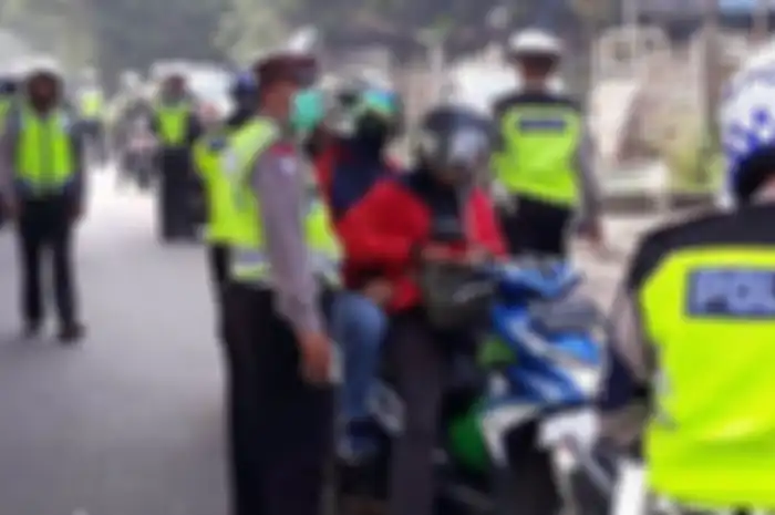 Tilang manual kenapa belum dihapus padahal tilang elektronik (ETLE) sudah diterapkan di jalan, ternyata ini alasannya.