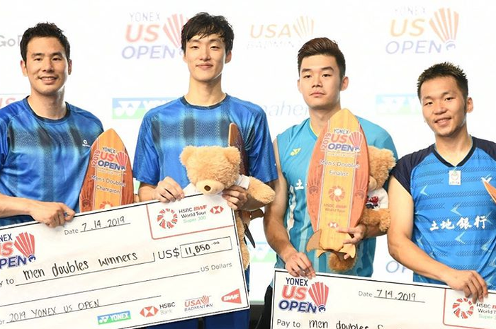 (ki-ka) Ko Sung-hyun/Shin Baek-cheol (Korea Selatan) dan  Wang Chi-Lin/Lee Yang saat naik podium US Open 2019, di Titan Gymnasium, California, AS. Minggu (14/7/2019).