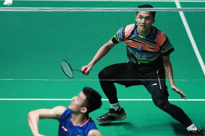 Pebulu tangkis tunggal putra Indonesia, Jonatan Christie, mengembalikan kok ke arah Chen Long (China), pada semifinal Malaysia Open 2018 di Axiata Arena, Bukit Jalil, Kuala Lumpur, Sabtu (6/4/2019).