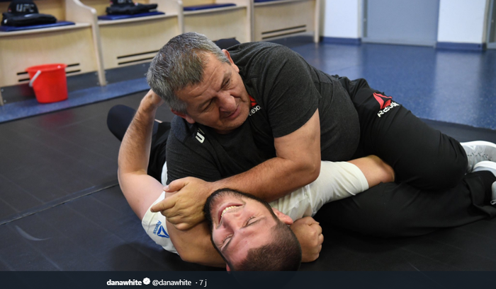 Abdulmanap Nurmagomedov (atas) dan Khabib Nurmagomedov (bawah) saat keduanya berlatih bersama. 