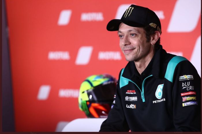 Legenda MotoGP, Valentino Rossi, saat masih berseragam Petronas Yamaha SRT pada MotoGP 2021. Setelah semusim bersama tim satelit Yamaha, Valentino Rossi memilih pensiun dari MotoGP.