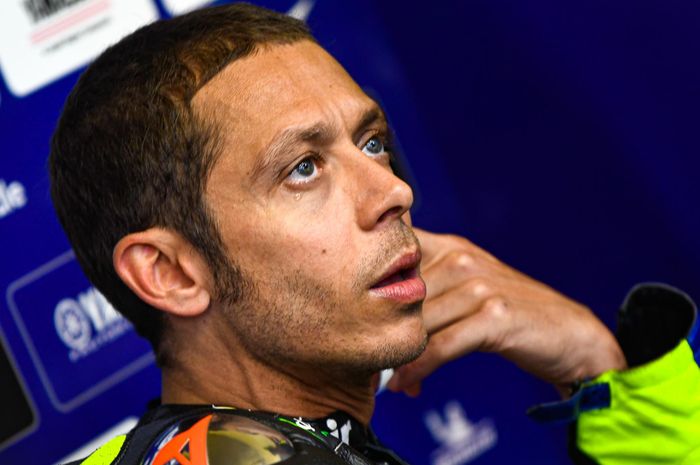 Pembalap Monster Energy Yamaha, Valentino Rossi, berada di garasi pada hari kedua seri balap MotoGP Belanda di Sirkuit Assen.