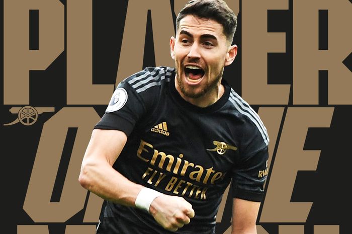 Pemain Arsenal, Jorginho pascalaga menghadapi Aston Villa.