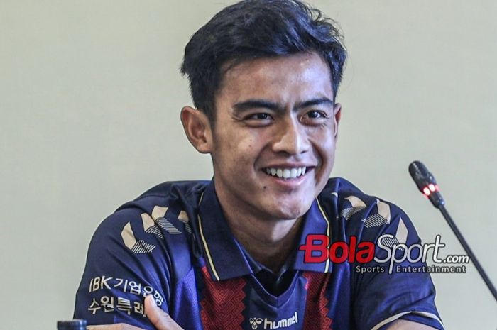 Pemain baru Suwon FC, Pratama Arhan, sempat tersenyum saat sedang memberikan keterangan kepada awak media di Hotel Sultan, Senayan, Jakarta, Kamis (15/2/2024).