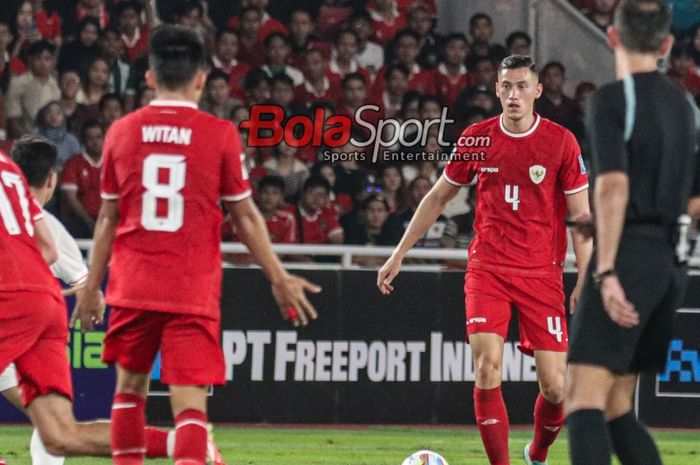 Jay Idzes sedang menguasai bola saat laga grup F babak Kualifikasi Piala Dunia 2026 antara timnas Indonesia versus timnas Vietnam di Stadion Utama Gelora Bung Karno, Senayan, Jakarta, Kamis (21/3/2024).