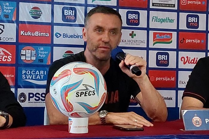 Pelatih Persija Jakarta, Thomas Doll, dalam konferensi pers jelang pertandingan melawan PSM Makassar pada pekan perdana Liga 1 2023/2024.