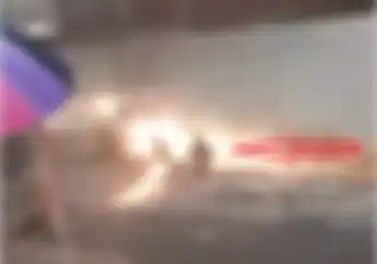 Ngerih! Video Detik-detik Pemotor Dilibas Luapan Air Terjun Lembah Anai
