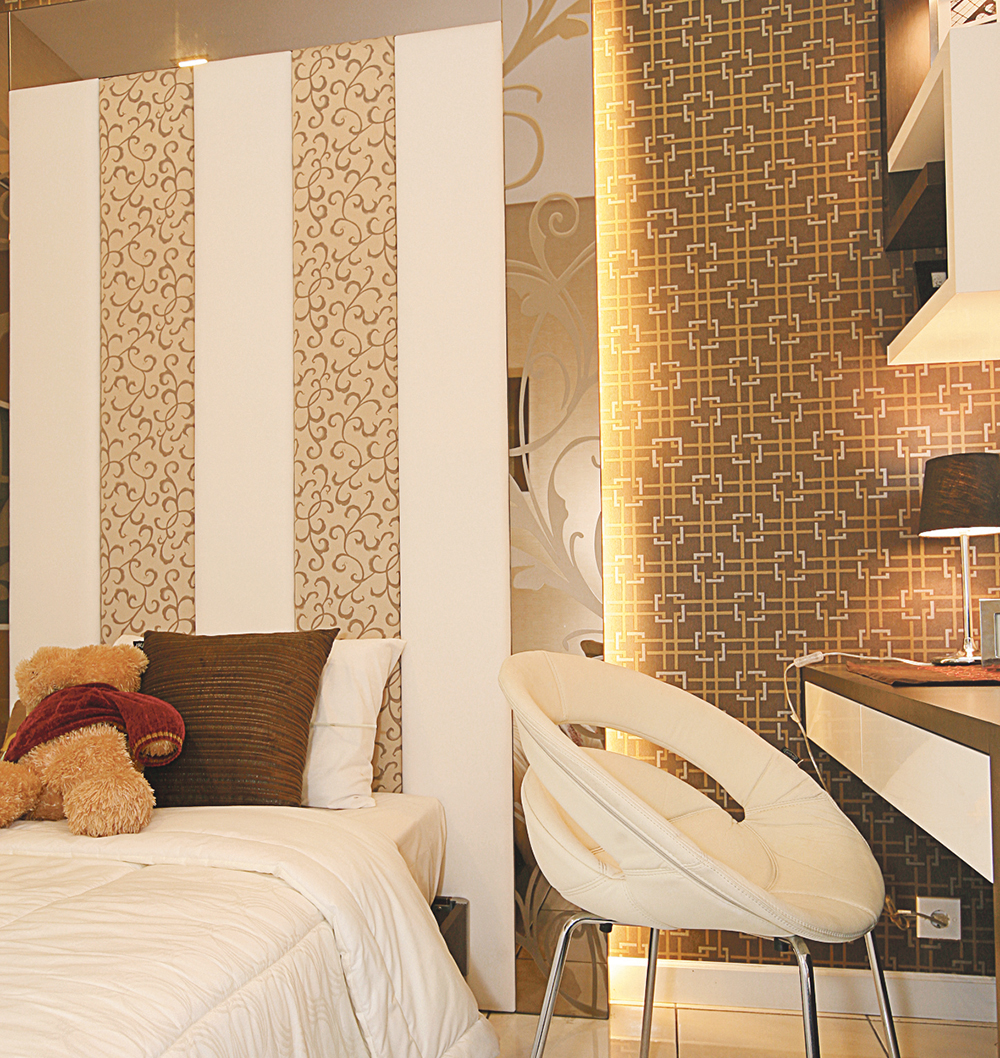 Untuk warna dan motif, sebaiknya diserasikan dengan warna dinding yang ada di belakang headboard.