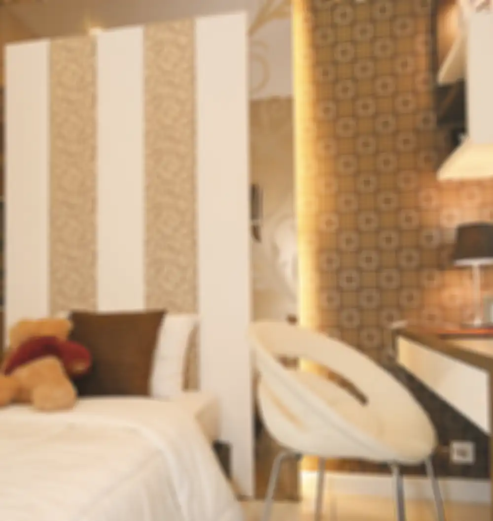 Untuk warna dan motif, sebaiknya diserasikan dengan warna dinding yang ada di belakang headboard.