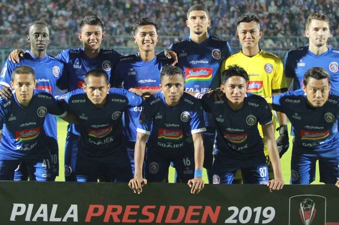 Foto tim Arema FC sebelum melawan Barito Putera pada laga pertama Grup E Piala Presiden 2019, Senin (4/3/2019).