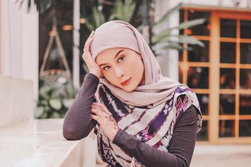 Penampilan Awkarin dalam balutan hijab 
