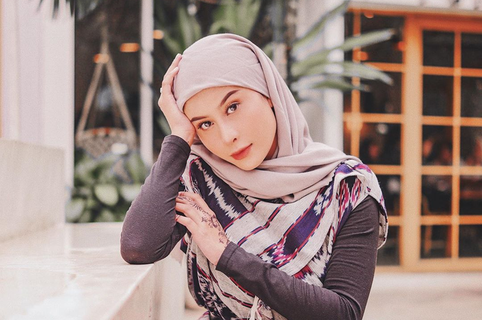 Penampilan Awkarin dalam balutan hijab 