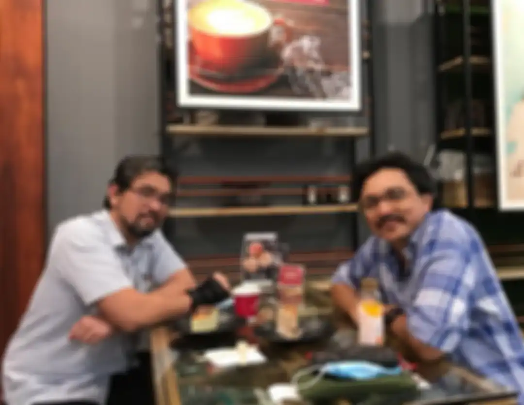 Engku Emran menghabiskan waktu bersama temannya