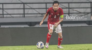 Gelandang timnas Indonesia, Evan Dimas (jersey merah), sedang menguasai bola Pelatih timnas Indonesia, Shin Tae-yong, sedang memantau para pemainnya di Stadion Kapten I Wayan Dipta, Gianyar, Bali, 27 Januari 2022.