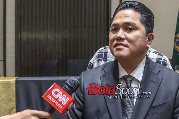 Ketua Umum PSSI, Erick Thohir, sedang memberikan keterangan kepada awak media di Menara Danareksa, Gambir, Jakarta Pusat, Selasa (20/2/2024).