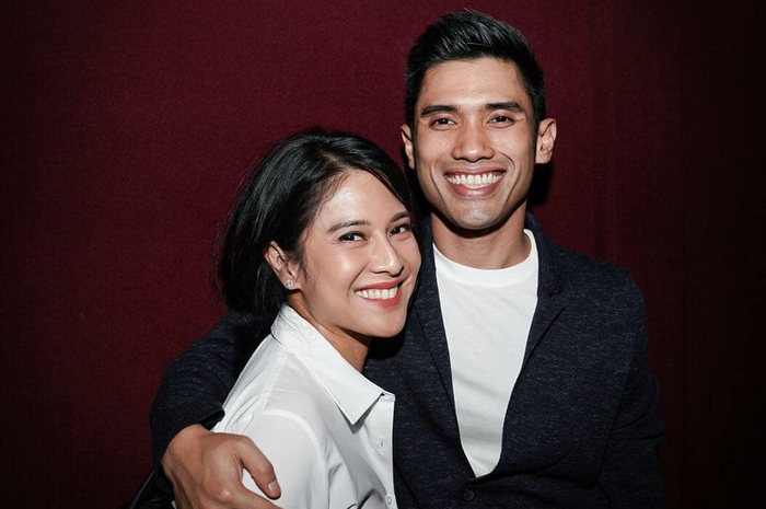 Dian Sastro dan suami