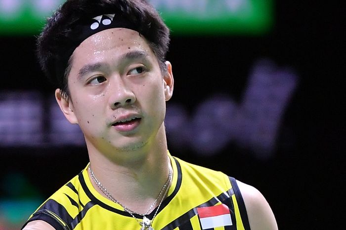 Pemain ganda putra Indonesia, Kevin Sanjaya Sukamuljo, saat memamerkan headband di kepala. Kevin menggunakan headband ketika bersama partnernya, Marcus Fernaldi Gideon, menghadapi wakil Taiwan, Lee Yang/Wang Chi-Lin, pada fase penyisihan grup A BWF World Tour Finals 2021 di Bali International Conven