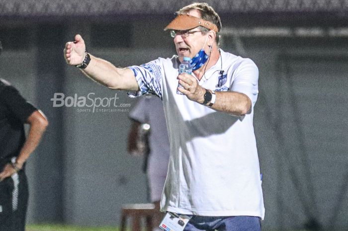 Pelatih Persib Bandung, Robert Rene Alberts, sedang memberikan intruksi kepada para pemainnya dalam laga pekan keempat Liga 1 2021 di Stadion Indomilk Arena, Tangerang, Banten, 23 September 2021.