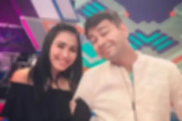 Ayu Ting Ting dan Raffi Ahmad saat mengisi acara musik DahSyat.