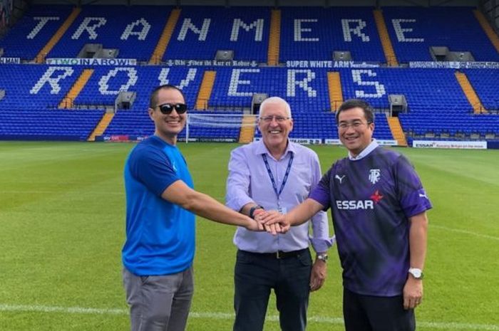 Chairman Tranmere Rovers Mark Palios (tengah) berfoto dengan perwakilan Santini Group, Lukito Wanandi (kiri) dan Wandi Wanandi (kanan). Santini Group merupakan perusahaan Indonesia yang sejak September 2019 menjadi investor Tranmere Rovers. 