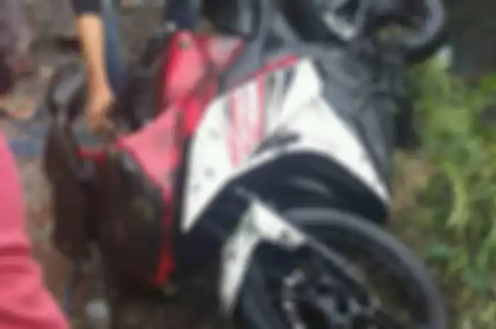 Yamaha R15 penuh lumpur