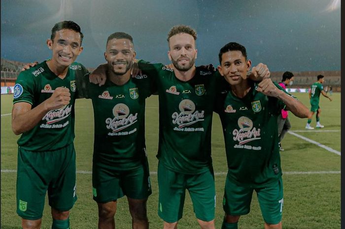 Pemain Persebaya Surabaya termasuk Rizky Ridho saat merayakan kemenangan atas Madura United.