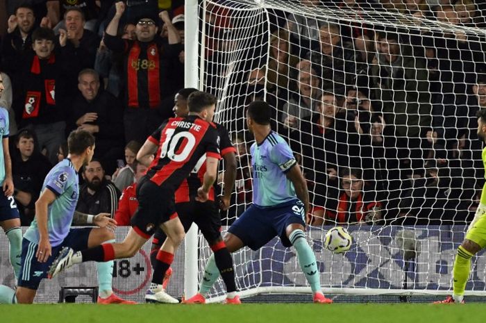 Gelandang Bournemouth, Ryan Christie, mencetak gol ke gawang Arsenal pada laga pekan ke-8 Liga Inggris di Stadion Vitality, Sabtu (19/10/2024).