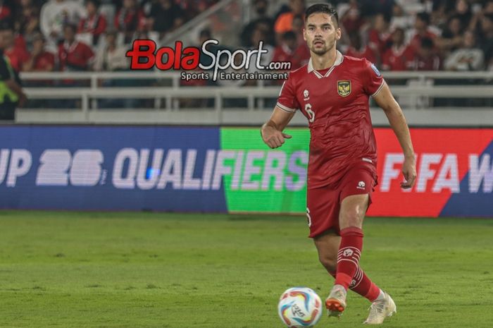 Pemain naturalisasi timnas Indonesia, Sandy Walsh sedang menguasai bola saat bertanding di Stadion Utama Gelora Bung Karno, Senayan, Jakarta, Kamis (12/10/2023).