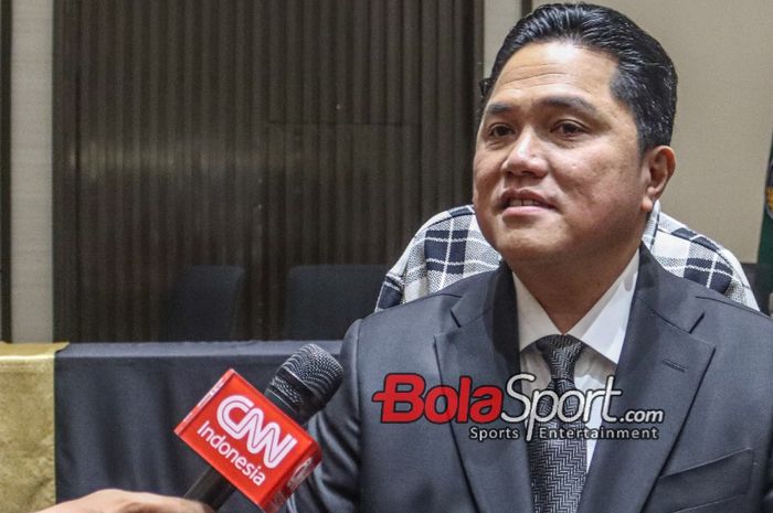 Ketua Umum PSSI, Erick Thohir, sedang memberikan keterangan kepada awak media di Menara Danareksa, Gambir, Jakarta Pusat, Selasa (20/2/2024).