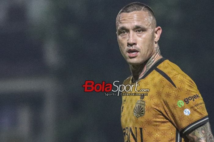 Pemain asing Bhayangkara FC, Radja Nainggolan, sedang bertanding di Stadion PTIK, Blok M, Jakarta, Senin (12/2/2024) malam.