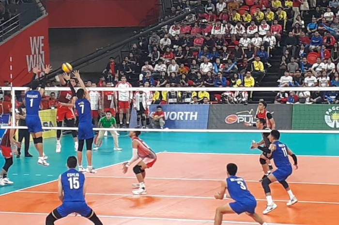 Suasana pertandingan final voli putra SEA Games 2019 antara Indonesia (merah) dan Filipina (biru) di Philsports Arena, Metro Manila, Filipina, 10 Desember 2019.