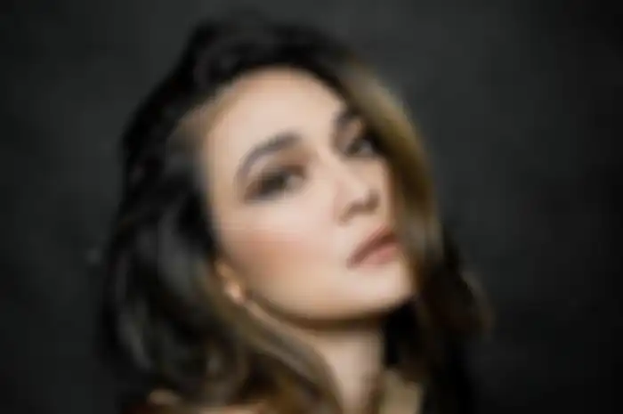 Pamer Lekuk Tubuh Aduhai Bak Gitar Spanyol dengan Busana Ketat, Tampilan Terbaru Luna Maya Jadi Sorotan