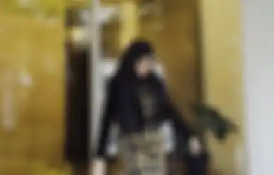 6 Cara Tampil Modis Pakai Celana Hitam ala Anak Cindy Fatikasari, Tengku Syaira