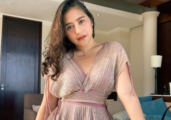 Intip OOTD Kasual Prilly Latuconsina yang Simpel Padukan Kaus Oblong yang Justru Banjir Pujian