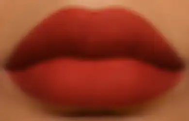 Pemilik Bibir Tebal Merapat! Ini 5 Warna Lipstik Terbaik Buat Kita