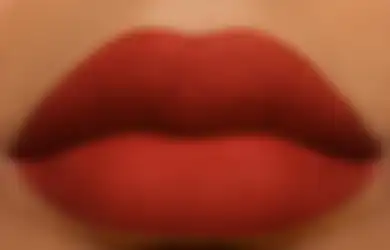 Pemilik Bibir Tebal Merapat! Ini 5 Warna Lipstik Terbaik Buat Kita